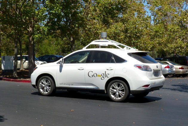 Google 無人駕駛車開進市區，上路累積 112.6 萬公里