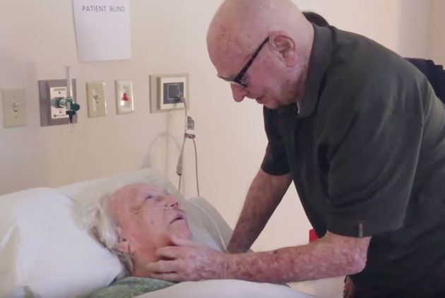令人動容的深刻愛情　92歲老爺爺對病榻愛妻唱情歌