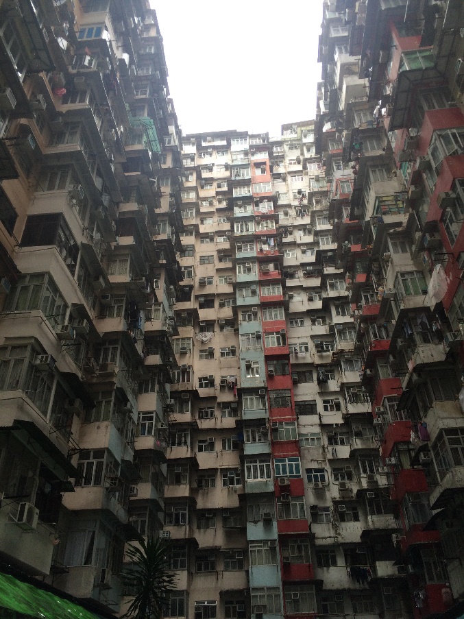 擁擠的香港是否造成港人的急躁呢？圖為香港著名建築的怪獸大廈，以稠密、高聳著稱。圖／徐以軒　攝影