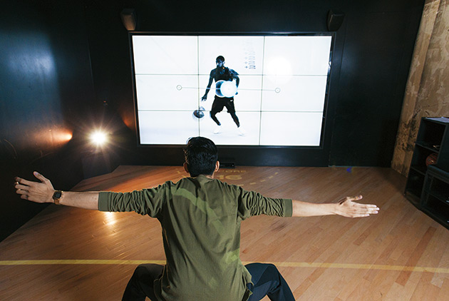 耐基不斷與零售伙伴，推出新的體驗服務。例如在台北的一家實體店面，在顧客穿上球鞋後，能像「打電動一樣」，跟螢幕上的NBA球星來一場虛擬對決。
