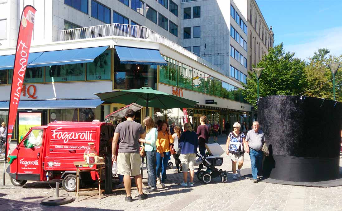瑞典的咖啡三輪車，一旁通常擺上明顯的旗幟攬客。右邊黑禮帽是節慶限定的裝置藝術。圖／水母　提供