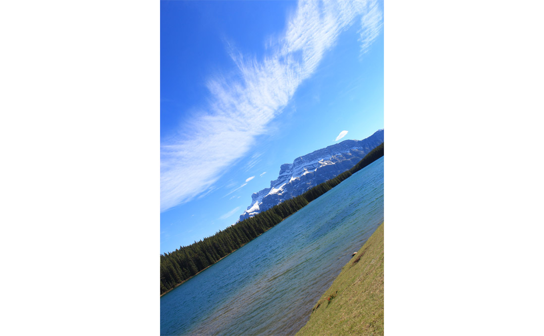 加拿大旅行途中的風景，此處為落磯山脈其中一座湖泊的景色圖／鄭婷筠　提供